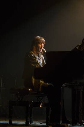 Juliette Armanet Konzert in Lyon Juliette Armanet en concert Ã Lyon le 04 04 22. CELEBRITES : Concert de Juliette Armanet - Lyon - 04 04 2022 SandrineThesillat Panoramic 