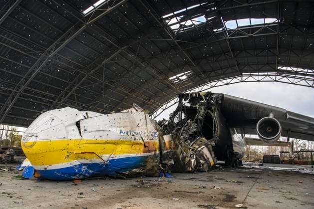 News Bilder des Tages Ukraine-Konflikt, Antonow An-225, Zerstörung am größten Frachtflugzeug der Welt Damaged Largest Ukrainian Transport Plane Antonov An-225 Mriya (Dream) At The Gostomel Airfield Near Kyiv A hangar containing the damaged largest Ukrainian transport plane Antonov An-225 Mriya (Dream) at the Gostomel airfield near Kyiv, Ukraine, 04 April 2022 Kyiv Ukraine  Copyright: xMaxymxMarusenkox originalFilename: musienko-notitle220404_npuC1.jpg