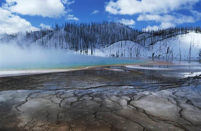IMAGO Nature: Unsere Erde, Naturschutz, Naturschutzgebiete in Nordamerika USA Wyoming Yellowstone National Park Grand Prismatic Spring mist over hot spring in winter landscape , 10038590.jpg, nobody, outdoors, day, winter, snow, mist, landscape, trees, hills, natural beauty, remote, grand prismatic spring, yellowstone national park, hot spring, spring, steaming, volcanic feature, geology, geyzer basin, wyoming, usa,