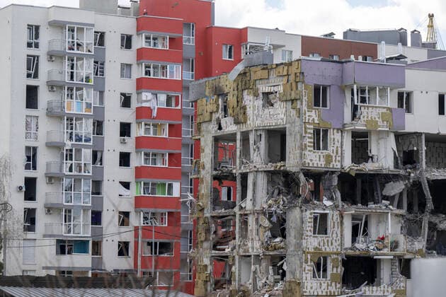 Ukraine-Konflikt, Eindrücke aus Butscha . April 2022. Bucha, Ukraine. Scenes of death and destruction in the city of Bucha in the Kyiv region of Ukraine which was recently liberated from the Russians.  xi-Imagesx IIM-23279-0021