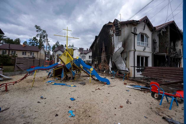 Ukraine-Konflikt, Eindrücke aus Butscha . April 2022. Bucha, Ukraine. Scenes of death and destruction in the city of Bucha in the Kyiv region of Ukraine which was recently liberated from the Russians.  xi-Imagesx IIM-23279-0092
