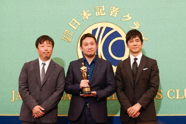 Bilder des Jahres 2022, Entertainment 04 April Entertainment Themen der Woche KW14 April 5, 2022, Tokyo, Japan: (L to R) Producer Teruhisa Yamamoto, Director Ryusuke Hamaguchi and actor Hidetoshi Nishijima, pose for the cameras during a news conference at the Japan National Press Club in Tokyo. Hamaguchi s movie Drive My Car won the Best International Feature Film at the 94th U.S. Academy Awards in Los Angeles. Tokyo Japan - ZUMAm191 20220405_zap_m191_058 Copyright: xRodrigoxReyesxMarinx