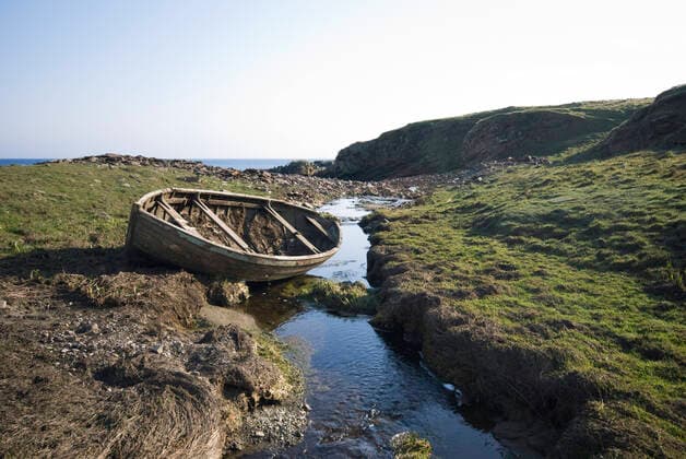 IMAGO Nature: Unsere Erde, Ressourcen, Torf Abandoned boat by stream in peat , 10110446.jpg, Outdoors, Escapism, Landscape, boat, Nobody, Hills, Single Object, Horizon, Cliff, Rural Scene, Absence, Abandoned, Swamp, Stream, Tranquil Scene, Peat,
