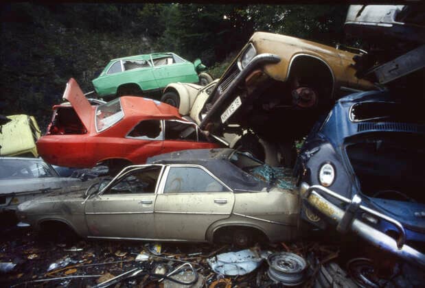 Orte und Ereignisse im Jahr 1981 Iserlohn. Schrottplatz mit alten Autos. 1981 *** Local Caption *** für Porträts MR=yes NRW *** Places and events in 1981 Iserlohn junkyard with old cars 1981 Local Caption for portraits MR yes NRW