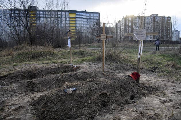 News Bilder des Tages Graves with bodies of civilians, who according to local residents were killed by Russian soldiers in the town of Bucha, northwest of the Ukrainian capital Kyiv, on Monday. April 4, 2022. Ukraine and Western nations accused Russian troops of war crimes after the discovery of the mass graves and civilians who were apparently executed near Kyiv,. One rescue official said 57 people were found in one hastily dug trench behind a church.  KYV2022040505 VladyslavxMusienko