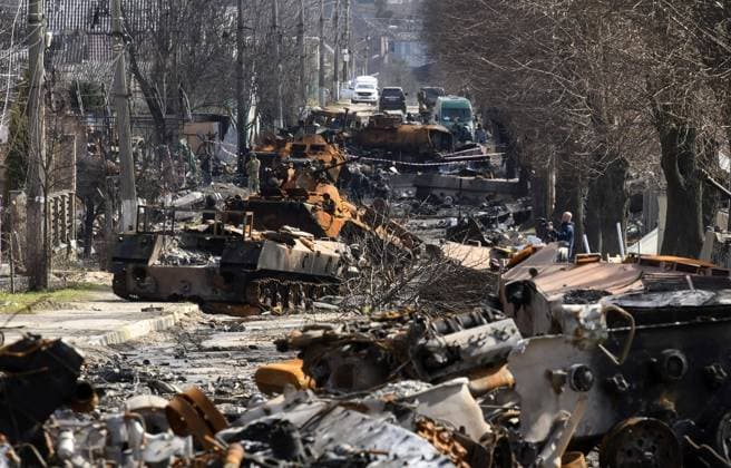 Ukraine-Krieg, Jahrestag der Invasion, Chronologie der Ereignisse, Archivbilder News Bilder des Tages Destroyed Russian military machinery clutters a street in the recaptured city of Bucha, northwest of the Ukrainian capital Kyiv, on Monday. April 4, 2022. Ukraine and Western nations accused Russian troops of war crimes after the discovery of the mass graves and civilians who were apparently executed in Bucha.  KYV2022040509978 VladyslavxMusienko