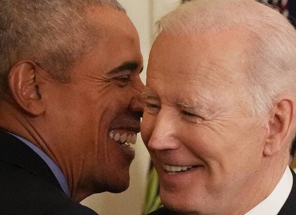 News Themen der Woche KW14 News Bilder des Tages Former President Barack Obama hugs President Joe Biden as they join Vice President Kamala Harris (not seen) during a ceremony on the Affordable Care Act and lowering health care costs for families, at the White House in Washington, DC on Tuesday, April 5, 2022.  WAS20220405530a PATxBENIC