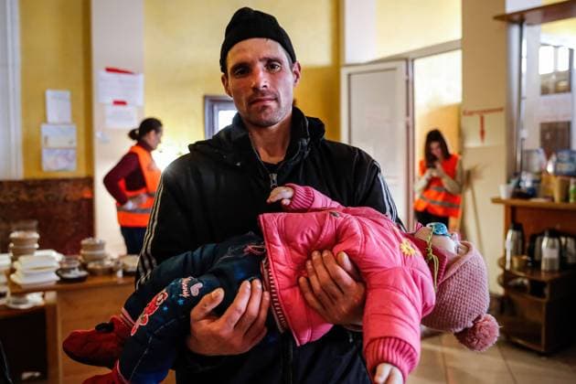 News Bilder des Tages April 5, 2022, Lviv, Ukraine: Ukrainian father carries a baby on arrival at the temporary accommodation created at the main train station in Lviv as the Russian invasion of Ukraine continues. As the Russian Federation invaded Ukraine, the conflict is expected to force up to 5 million Ukrainians to flee the country and create a large number of internal refugees. Ukrainians are in dire need of medical supplies, food, clothes, and more. Lviv Ukraine - ZUMAs197 20220405_zaa_s197_118 Copyright: xDominikaxZarzyckax