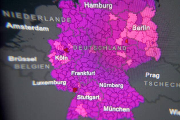 Dashboard des RKI, die 7-Tage-Inzidenz liegt nun bei 1322,2 7-Tage-Inzidenz, Dashboard des RKI auf einem Monitor am 06.04.2022 in Siegen Deutschland.