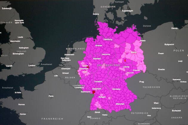 Dashboard des RKI, die 7-Tage-Inzidenz liegt nun bei 1322,2 7-Tage-Inzidenz, Dashboard des RKI auf einem Monitor am 06.04.2022 in Siegen Deutschland.