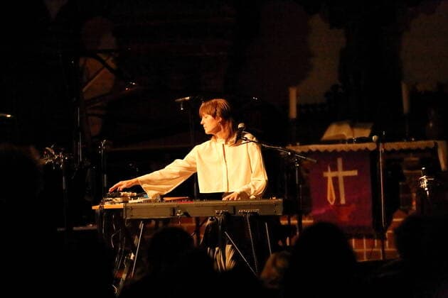Tara Nome Doyle bei einem Konzert als Support für Federico Albanese in der Passionskirche in Berlin, 5. April 2022. Tara Nome Doyle Konzert Berlin