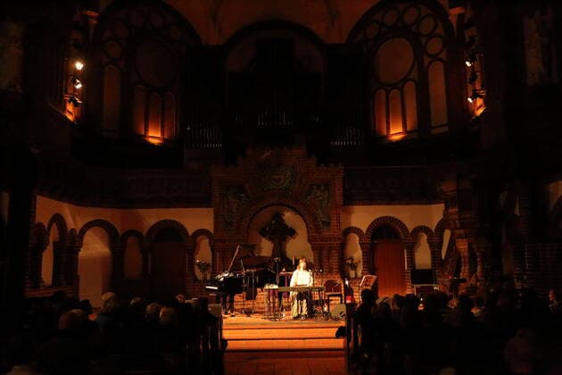 Tara Nome Doyle bei einem Konzert als Support für Federico Albanese in der Passionskirche in Berlin, 5. April 2022. Tara Nome Doyle Konzert Berlin