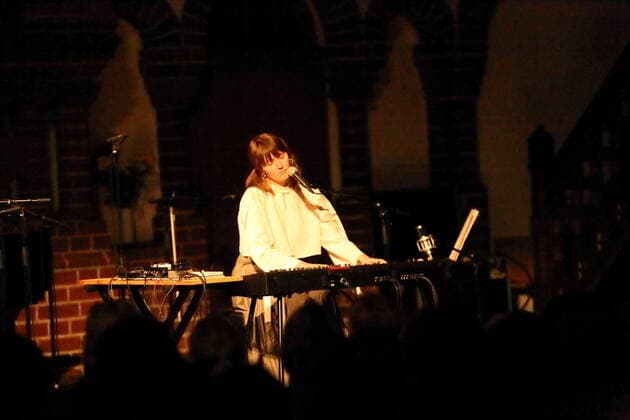 Tara Nome Doyle bei einem Konzert als Support für Federico Albanese in der Passionskirche in Berlin, 5. April 2022. Tara Nome Doyle Konzert Berlin