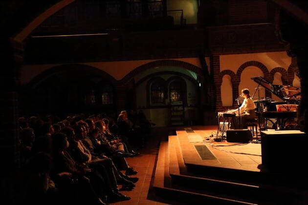 Tara Nome Doyle bei einem Konzert als Support für Federico Albanese in der Passionskirche in Berlin, 5. April 2022. Tara Nome Doyle Konzert Berlin