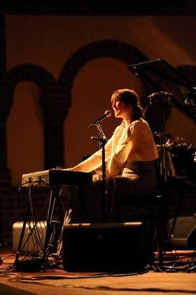 Tara Nome Doyle bei einem Konzert als Support für Federico Albanese in der Passionskirche in Berlin, 5. April 2022. Tara Nome Doyle Konzert Berlin
