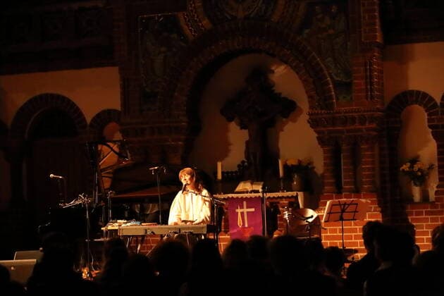 Tara Nome Doyle bei einem Konzert als Support für Federico Albanese in der Passionskirche in Berlin, 5. April 2022. Tara Nome Doyle Konzert Berlin