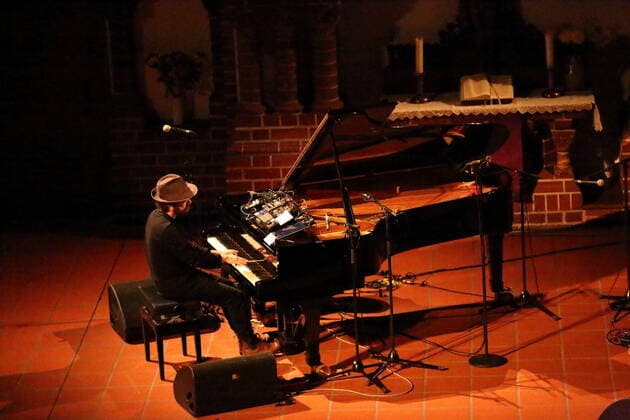 Federico Albanese bei einem Konzert in der Passionskirche in Berlin, 5. April 2022. Federico Albanese Konzert Berlin