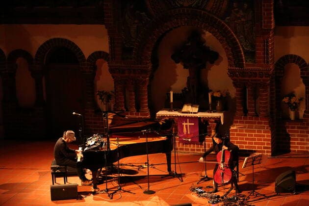 Federico Albanese und Lih Qun Wong bei einem Konzert in der Passionskirche in Berlin, 5. April 2022. Federico Albanese Konzert Berlin