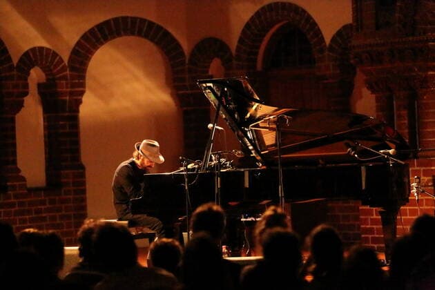 Federico Albanese bei einem Konzert in der Passionskirche in Berlin, 5. April 2022. Federico Albanese Konzert Berlin