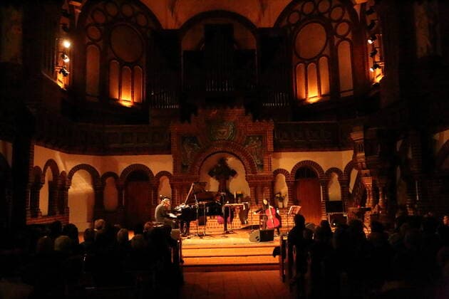 Federico Albanese und Lih Qun Wong bei einem Konzert in der Passionskirche in Berlin, 5. April 2022. Federico Albanese Konzert Berlin