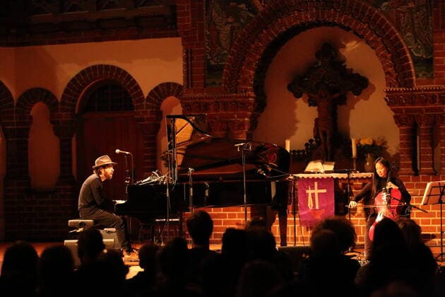 Federico Albanese und Lih Qun Wong bei einem Konzert in der Passionskirche in Berlin, 5. April 2022. Federico Albanese Konzert Berlin