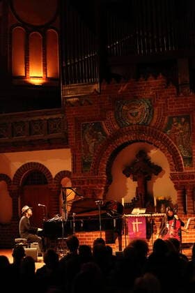 Federico Albanese und Lih Qun Wong bei einem Konzert in der Passionskirche in Berlin, 5. April 2022. Federico Albanese Konzert Berlin