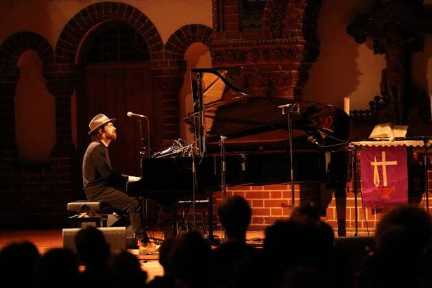 Federico Albanese bei einem Konzert in der Passionskirche in Berlin, 5. April 2022. Federico Albanese Konzert Berlin