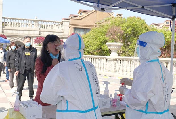 (220406) -- SHANGHAI, April 6, 2022 -- Medical workers from Hainan Province take swab samples from residents for nucleic acid tests at a community in Jiading District of Shanghai, east China, April 6, 2022. Shanghai on Wednesday launched another round of citywide antigen and nucleic acid testing amid efforts to contain the recent resurgence of COVID-19 cases in the metropolis, according to local authorities. The decision was made based on the results of mass nucleic acid testing on Monday, according to the Shanghai municipal leading group for COVID-19 prevention and control. ) CHINA-SHANGHAI-COVID-19-TEST (CN) WangxShujuan 