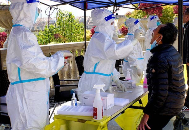 News Bilder des Tages (220406) -- SHANGHAI, April 6, 2022 -- Medical workers from Hainan Province take swab samples from residents for nucleic acid tests at a community in Jiading District of Shanghai, east China, April 6, 2022. Shanghai on Wednesday launched another round of citywide antigen and nucleic acid testing amid efforts to contain the recent resurgence of COVID-19 cases in the metropolis, according to local authorities. The decision was made based on the results of mass nucleic acid testing on Monday, according to the Shanghai municipal leading group for COVID-19 prevention and control. ) CHINA-SHANGHAI-COVID-19-TEST (CN) WangxShujuan 
