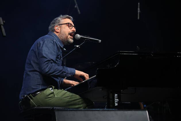 Brunori Sas durante il Concerto benefico Tocca a noi, Musica per la pace per raccogliere fondi a sostegno dell attivita di Save the children in Ucraina in piazza Maggiore - Bologna, 5 Aprile 2022 - foto Michele Nucci