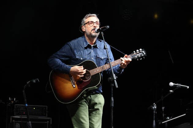 Brunori Sas durante il Concerto benefico Tocca a noi, Musica per la pace per raccogliere fondi a sostegno dell attivita di Save the children in Ucraina in piazza Maggiore - Bologna, 5 Aprile 2022 - foto Michele Nucci