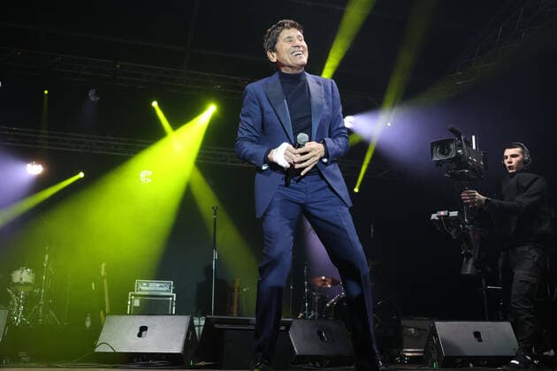 Gianni Morandi durante il Concerto benefico Tocca a noi, Musica per la pace per raccogliere fondi a sostegno dell attivita di Save the children in Ucraina in piazza Maggiore - Bologna, 5 Aprile 2022 - foto Michele Nucci