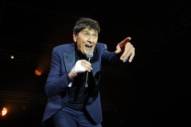 Gianni Morandi durante il Concerto benefico Tocca a noi, Musica per la pace per raccogliere fondi a sostegno dell attivita di Save the children in Ucraina in piazza Maggiore - Bologna, 5 Aprile 2022 - foto Michele Nucci