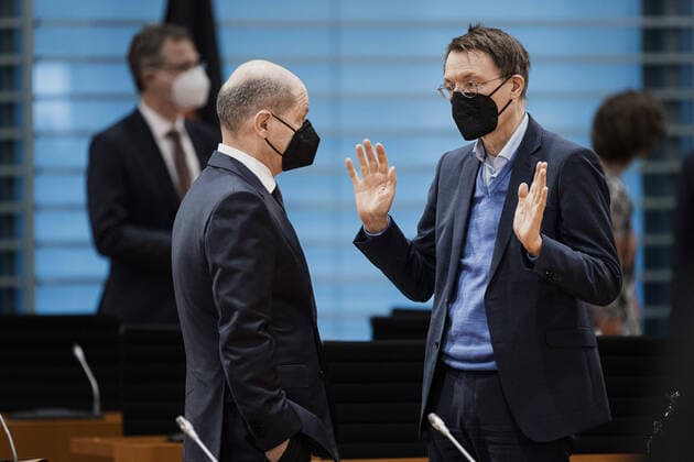 News Bilder des Tages (L-R) Olaf Scholz (SPD), Bundeskanzler, und Karl Lauterbach (SPD), Bundesminister fuer Gesundheit, aufgenommen im Rahmen der woechentlichen Sitzung des Kabinetts in Berlin, 06.04.2022. Berlin Deutschland *** L R Olaf Scholz SPD , German Chancellor, and Karl Lauterbach SPD , German Minister of Health, recorded during the weekly cabinet meeting in Berlin, 06 04 2022 Berlin Germany. Copyright: xFlorianxGaertner photothek.dex