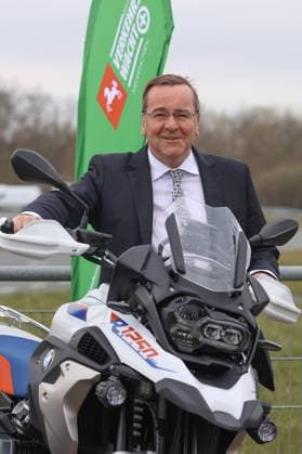 Niedersachsen, Hannover, Zum Start der Motorradsaison erweitert das Land seine Kampagne gegen zu schnelles Fahren auf Landstraßen - und wendet sich direkt an die Biker. Niedersachsens Innenminister Boris Pistorius rief zu mehr Rücksicht auf, Symbolfoto, Motorrad, fahren, Motoradfahrer, . *** Lower Saxony, Hanover, At the start of the motorcycle season, the state expands its campaign against speeding on rural roads and addresses bikers directly Lower Saxonys Interior Minister Boris Pistorius called for more consideration, symbol photo, motorcycle, driving, motorcyclists,
