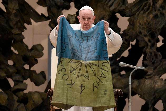 Ukraine-Krieg, Jahrestag der Invasion, Chronologie der Ereignisse, Archivbilder Bilder des Jahres 2022, News 04 April News Themen der Woche KW14 News Bilder des Tages Italy, Rome, Vatican, 2022 04 06.Pope Francis shows a flag that he said was sent to him from Bucha, Ukraine, during his weekly general audience in the Paul VI Hall, at the Vatican. Photograph by Vatican media Catholic Press Photo RESTRICTED TO EDITORIAL USE - NO MARKETING - NO ADVERTISING CAMPAIGNS.  Copyright: xVATICANxMEDIAx xipa-agency.netx xVaticanxmediax