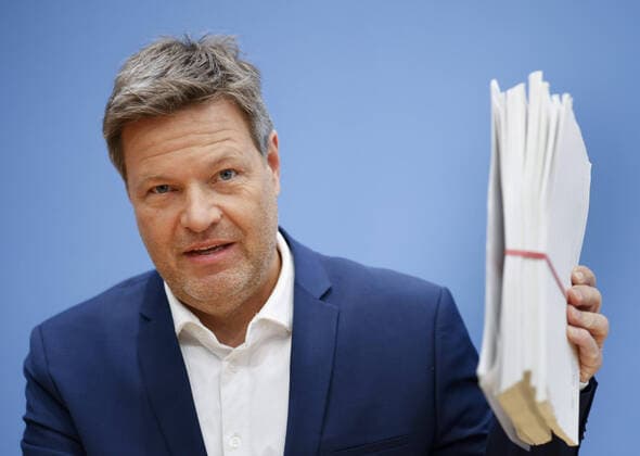 Bilder des Jahres 2022, News 04 April News Themen der Woche KW14 News Bilder des Tages Robert Habeck (Buendnis 90 Die Gruenen), Bundesminister fuer Wirtschaft und Klimaschutz und Vizekanzler, stellt vor der Bundespressekonferenz die Anpassung von Energie-Gesetzen im Osterpaket des BMWK vor. Berlin, 13.02.2013. Berlin Deutschland *** Robert Habeck Buendnis 90 Die Gruenen , Federal Minister for Economic Affairs and Climate Protection and Vice Chancellor, presents the adjustment of energy laws in the Easter package of the BMWK before the Federal Press Conference Berlin, 13 02 2013 Berlin Germany Copyright: xThomasxImox