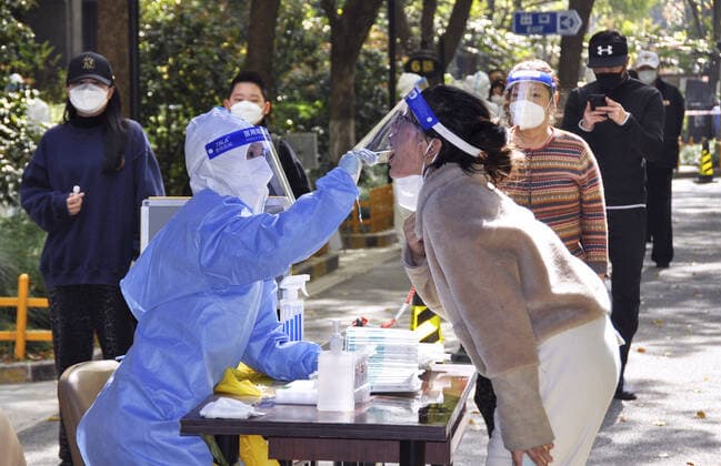 Lockdown in Shanghai People take PCR tests in Shanghai on April 6, 2022, as a lockdown to curb coronavirus infections continues.  A14AA0001277012P