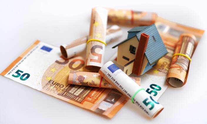 Hausbau GER, 20220406, Symbolbild, Hausbau, mit Gelscheinen *** GER house construction, 20220406, symbol image, house construction, with gel bills