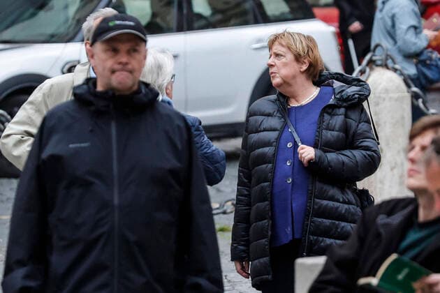 Bilder des Jahres 2022, News 04 April News Themen der Woche KW14 Entertainment Bilder des Tages April 6, 2022, Rome, Italia: Former German Chancellor Angela Merkel, who is in Rome today, is seen while walking through the streets of the historic center, dressed casually and protected by an escort of plainclothes agents, in Rome, Italy, 06 April 2022. ANSA GIUSEPPE LAMI Rome Italia  - ZUMAa110 20220406_zaf_a110_024 Copyright: xGiuseppexLamix