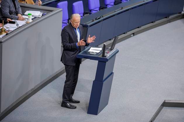 27. Sitzung des Deutschen Bundestages Deutschland, Berlin den 06.04.2022: Bewegungsunschärfe bei MdB Jürgen Trittin (B90 Grüne) spricht vorm Bundestag im Plenum zur Aktuelle Stunde - Massaker der Russischen Truppen an unkrainischen Zivilisten in Butcha. *** 27 Session of the German Bundestag Germany, Berlin den 06 04 2022 motion blur with MdB Jürgen Trittin B90 Greens speaks before the Bundestag in plenary on the current hour massacre of Russian troops against Ukrainian civilians in Butcha