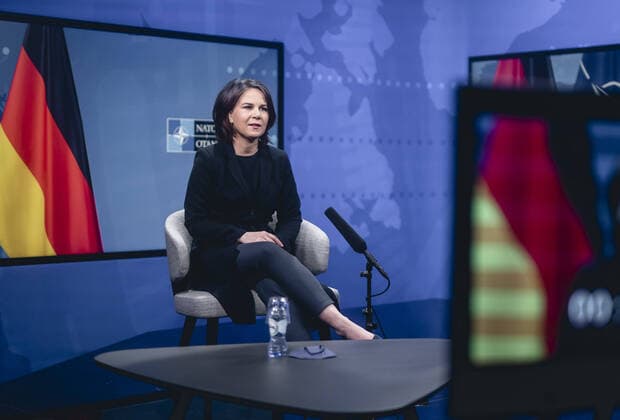 News Themen der Woche KW14 News Bilder des Tages Bundesaussenministerin Annalena Baerbock (Buendnis 90 Die Gruenen) im Rahmen eines Interviews im NATO-Hauptquartier. Bruessel, 06.04.2022. Bruessel Belgien *** German Foreign Minister Annalena Baerbock Buendnis 90 Die Gruenen during an interview at NATO Headquarters Brussels, 06 04 2022 Brussels Belgium Copyright: xXanderxHeinlx