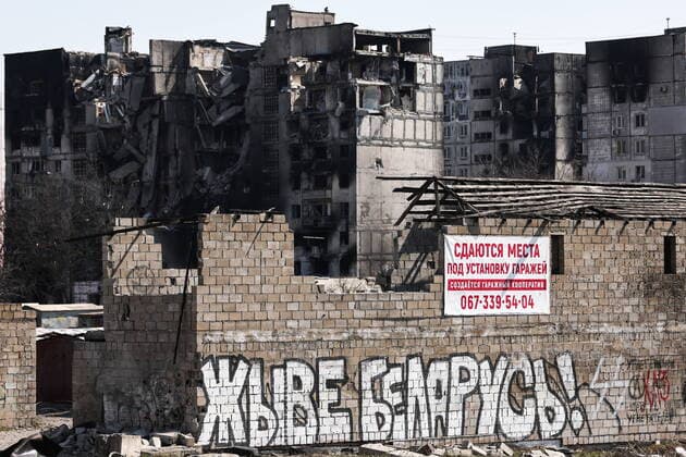 News Themen der Woche KW14 News Bilder des Tages DONETSK REGION, UKRAINE - APRIL 6, 2022: Destroyed apartment blocks in the city of Mariupol. The Russian Armed Forces are carrying out a special military operation in Ukraine. The graffiti reads Long Live Belarus! Sergei Bobylev TASS  TS12B5CB