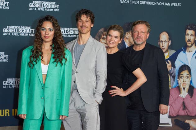 Bilder des Jahres 2022, Entertainment 04 April Entertainment Themen der Woche KW14 Entertainment Bilder des Tages Nilam Farooq, Florian David Fitz, Anke Engelke und Justus von Dohnànyi - Gaesteankunft zur Premiere von Eingeschlossene Gesellschaft im ICI Lux Kino in Berlin am 06.04.2022. Premiere Eingeschlossene Gesellschaft *** Nilam Farooq, Florian David Fitz, Anke Engelke and Justus von Dohnànyi guest arrival for the premiere of Enclosed Society at the ICI Lux cinema in Berlin on 06 04 2022 Premiere Enclosed Society