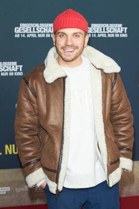 Entertainment Themen der Woche KW14 Edin Hasanovic - Gaesteankunft zur Premiere von Eingeschlossene Gesellschaft im ICI Lux Kino in Berlin am 06.04.2022. Premiere Eingeschlossene Gesellschaft *** Edin Hasanovic guest arrival to the premiere of Enclosed Society at the ICI Lux cinema in Berlin on 06 04 2022 Premiere Enclosed Society