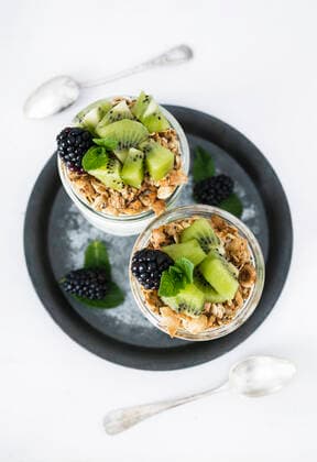 Kiwi and blackberry parfait with homemade granola Madrid, Community of Madrid, Spain CR_SYSY220404-958131-01