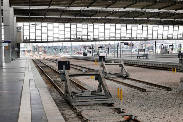 News Themen der Woche KW14 News Bilder des Tages HBF_Sperrung 06.04.2022, Chemnitz, Hauptbahnhof, heute von 11 Uhr bis 24 Uhr gesperrt, wegen Wartungsarbeiten der Software im elektronischen Stellwerk. Chemnitz Sachsen BRD *** HBF closure 06 04 2022, Chemnitz, Hauptbahnhof, closed today from 11 am to midnight, due to maintenance work on the software in the electronic interlocking Chemnitz Saxony BRD
