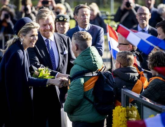2022-04-07 10:58:51 LISSE - King Willem-Alexander and Queen Maxima visit football club FC Lisse during a regional visit to the Dune and Bulb Region in South Holland. KOEN VAN WEEL netherlands out - belgium out