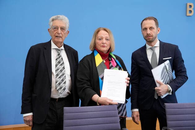 News Themen der Woche KW14 News Bilder des Tages Bundespressekonferenz, Strafanzeige beim Generalbundesanwalt durch zwei Bundesminister a.D. Aktuell,07.04.2022,Berlin,Sabine Leutheusser-Schnarrenberger, Bundesministerin a. D. gemeinsam mit Gerhart Baum, Bundesminister a. D., Rechtsanwalt Dr. Nikolaos Gazeas, , bei der Bundespressekonferenz zum Thema Strafanzeige beim Generalbundesanwalt. Kriegsverbrechen in der Ukraine. Die Taeter und Tatorte. Berlin Berlin Deutschland *** Federal Press Conference, Criminal complaint to the Attorney General by two Federal Ministers a D Current,07 04 2022,Berlin,Sabine Leutheusser Schnarrenberger, Federal Minister a D together with Gerhart Baum, Federal Minister a D , Attorney Dr Nikolaos Gazeas, , at the Federal Press Conference on the subject Criminal c
