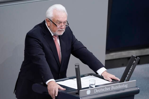 28. Bundestagssitzung und Debatte Aktuell,07.04.2022 Berlin, Wolfgang Kubicki von der Partei FDP im Portrait bei seiner Rede zur Debatte Impfpflicht gegen SARS-CoV-2 bei der 28. Sitzung des Deutschen Bundestag in Berlin Berlin Berlin Deutschland *** 28 Bundestag session and debate Aktuell,07 04 2022 Berlin, Wolfgang Kubicki of the FDP party in portrait during his speech on the debate mandatory vaccination against SARS CoV 2 at the 28 session of the German Bundestag in Berlin Berlin Germany